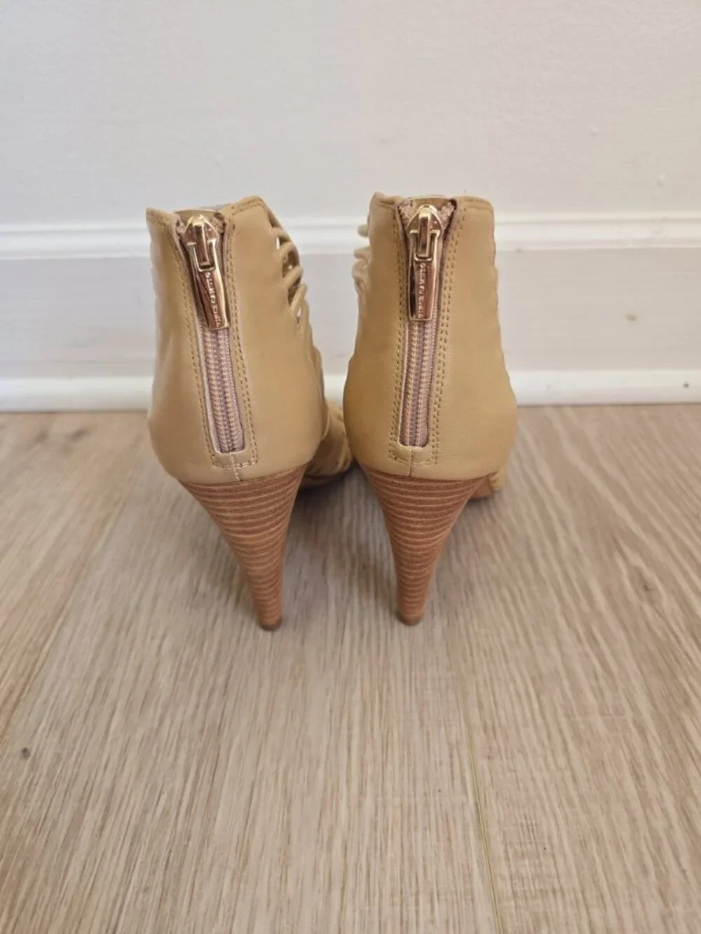 Vince Camuto Alsandra Strappy Cage Gladiator Sandals 9.5 Open Peep Toe Heels Tan